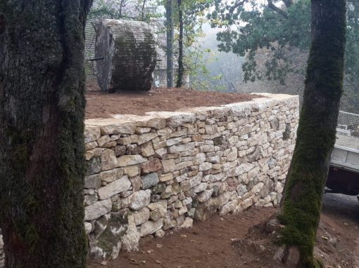 Mur en pierres sèches à Berbiguières