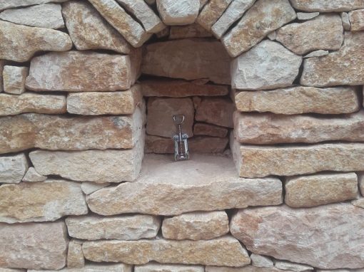 Mur en pierre sèche à Calès